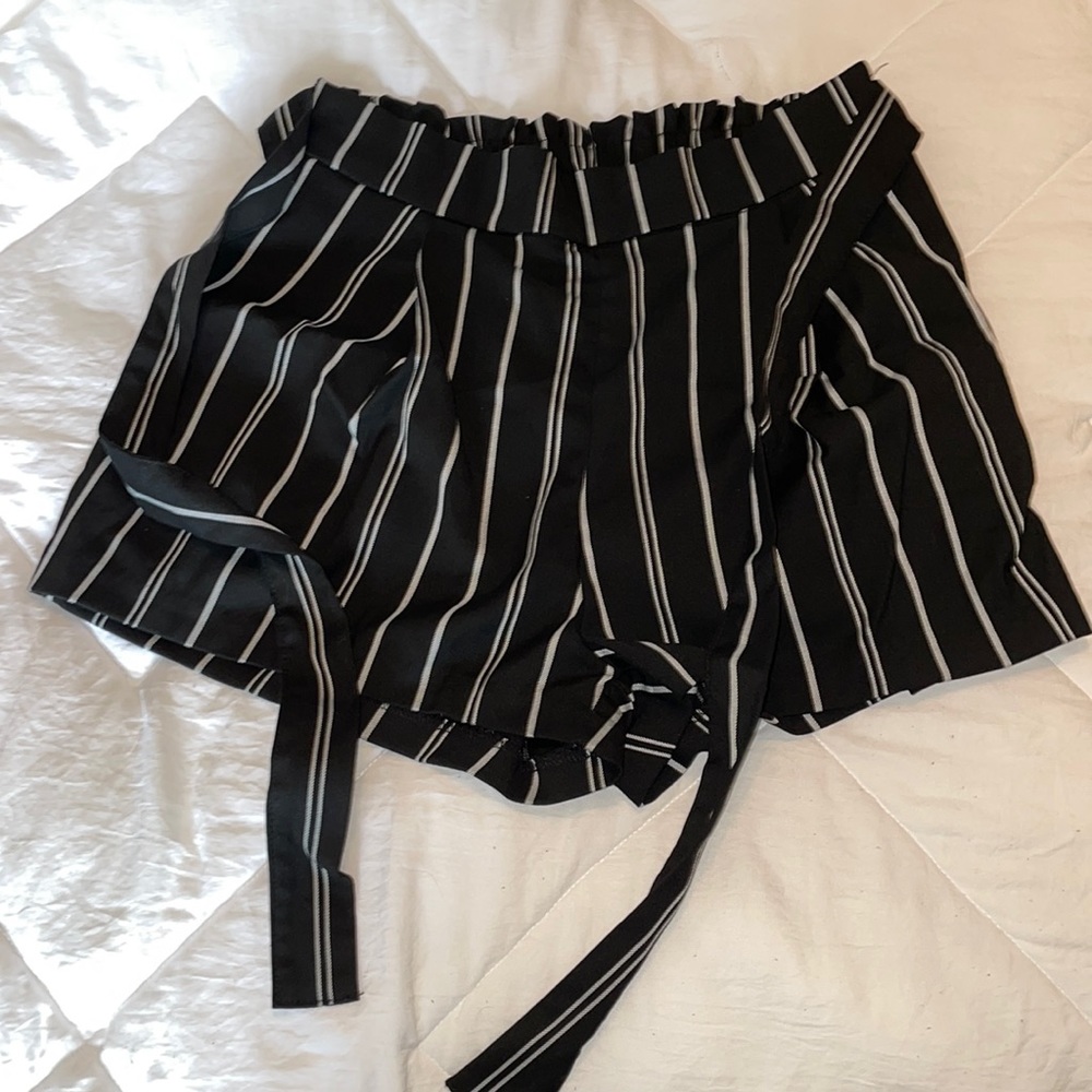 BLACK AND WHITE STRIPED H&M DIVIDED SIZE 6 SHORTS